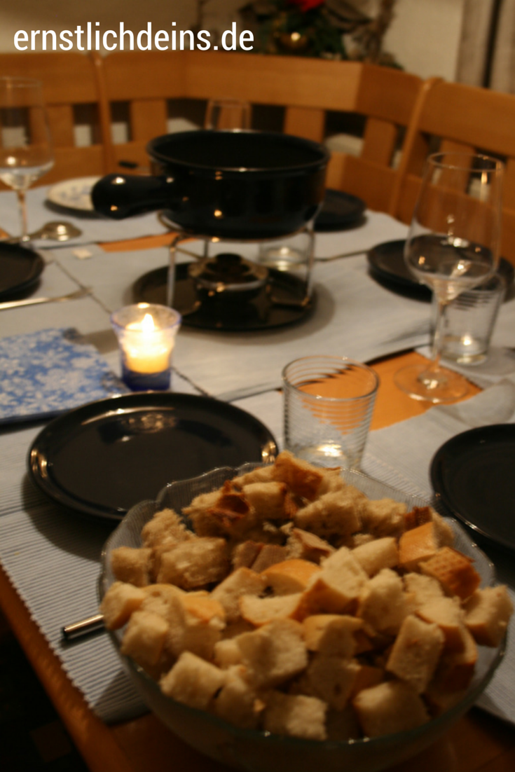 Käsefondue Tisch mit Caquelon und Rechaud l ernstlichdeins